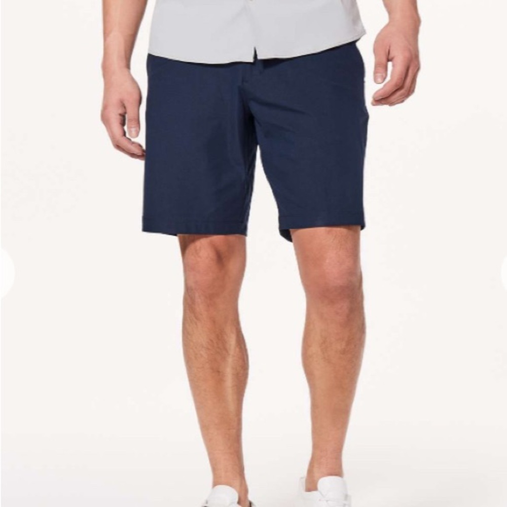 lululemon athletica Men's Navy Flat-Front Performance Shorts Navy Size 33